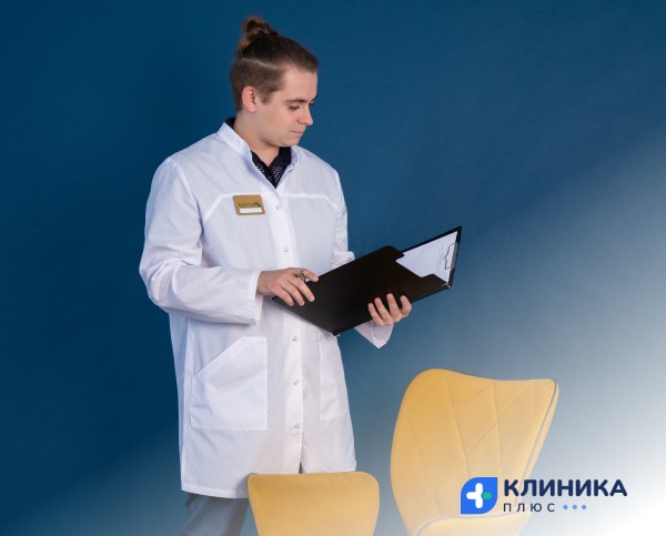 Врач с папкой на синем фоне
